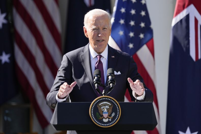 El presidente estadounidense Joe Biden habla durante una conferencia de prensa con el primer ministro australiano Anthony Albanese, en la Rosaleda de la Casa Blanca, Washington, el miércoles 25 de octubre de 2023. (AP Foto/Manuel Balce Ceneta)