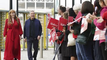 La subdirectora del Partido Laborista británico Angela Rayner y el líder del partido Keir Starmer en la conferencia de esa organización en Liverpool, Inglaterra, el 7 de octubre de 2023. . (Stefan Rousseau/PA via AP)