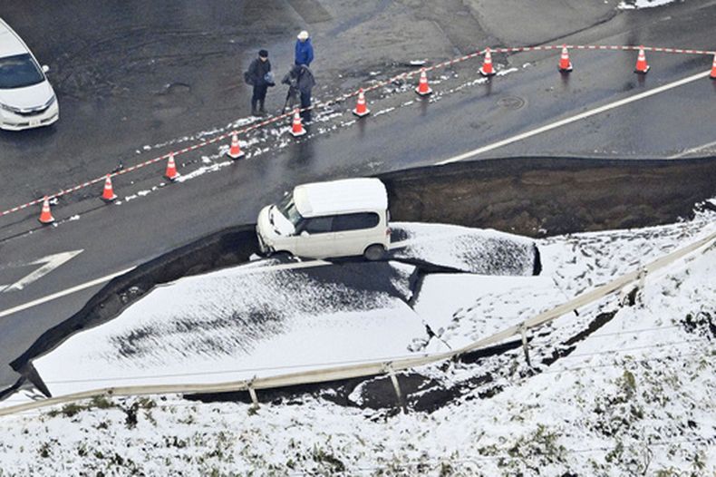 Esta imagen aérea muestra un vehículo en una carretera dañada en Tohoku, en la prefectura de Aomori, en el norte de Japón, el 9 de diciembre de 2025, tras un potente sismo registrado en la víspera. (Kyodo News vía AP)