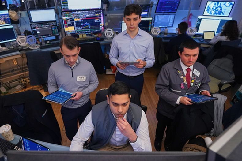 Trabajadores de la Bolsa de Valores de Nueva York en la sede de esa entidad el 1 de junio del 2026. (AP foto/Richard Drew)