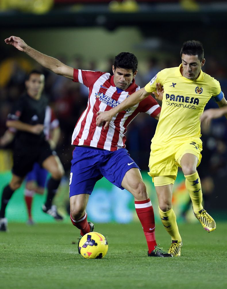 Diego Costa (izq) pelea un bal&oacute;n con Bruno Soriano durante el partido entre Atl&eacute;tico de Madrid y Villarreal del 10 de noviembre del 2013. El brasile&ntilde;o sinti&oacute; molestias en una pierna y deber&aacute; postergar su debut en la sele