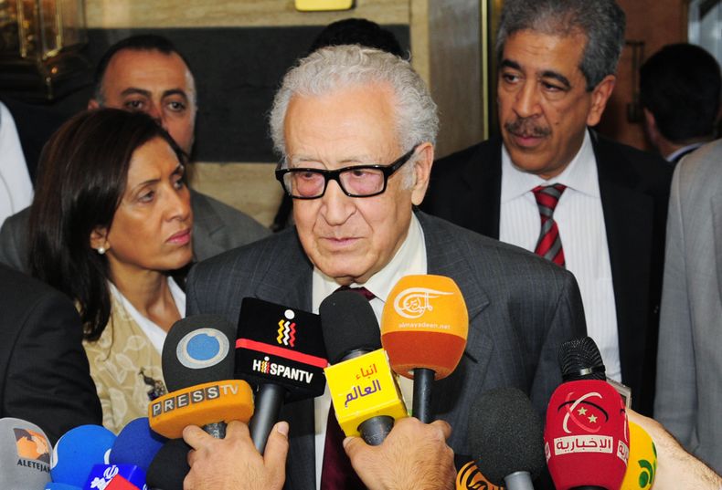 En esta fotograf&iacute;a difundida por la agencia noticiosa oficial SANA, Lakhdar Brahimi, enviado de las Naciones Unidas y la Liga &Aacute;rabe para Siria, habla con periodistas en Damasco, Siria, el martes 29 de octubre de 2013. (Foto AP/SANA)