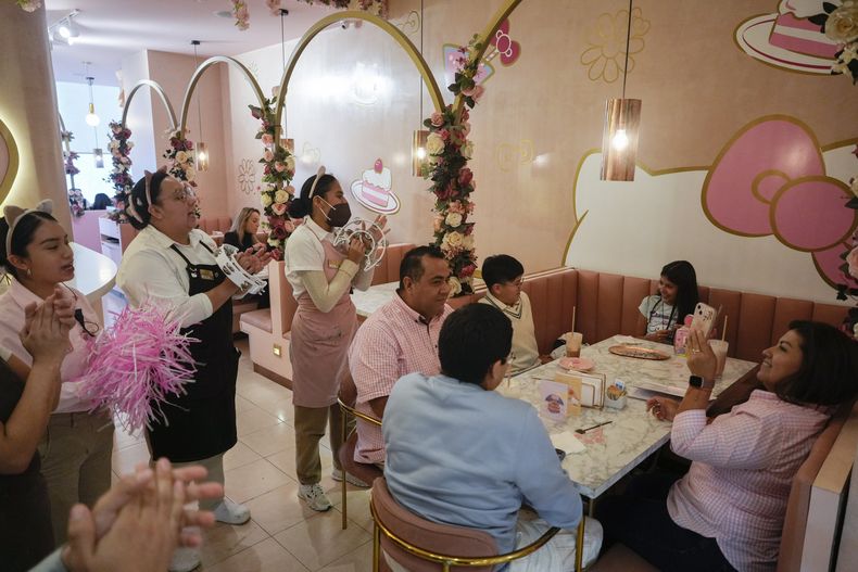 Trabajadores cantan Feliz Cumpleaños a una fan del personaje japonés Hello Kitty en un café con temática de Hello Kitty en la Ciudad de México, el jueves 10 de octubre de 2024. (Foto AP/Eduardo Verdugo)