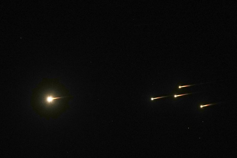 Misiles iluminan el cielo nocturno de Jerusalén durante un ataque iraní el viernes 13 de junio de 2025. (AP Foto/Mahmoud Illean)