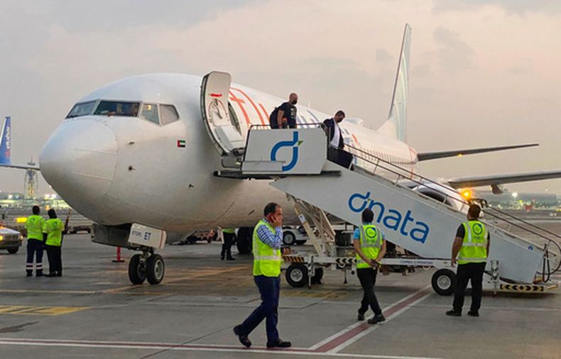 ARCHIVO - Turistas israelíes bajan de un avión de FlyDubai que despegó del Aeropuerto Internacional Ben-Gurion en Tel Aviv y aterrizó en Dubái, Emiratos Árabes Unidos, el 8 de noviembre de 2020. (AP Foto/Malak Harb, archivo)