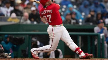 Andrés Chaparro, de los Nacionales de Washington, conecta un jonrón durante la tercera entrada de un partido de béisbol contra los Mets de Nueva York, el domingo 27 de septiembre de 2026, en Washington. (Foto AP/Jose Luis Magana)