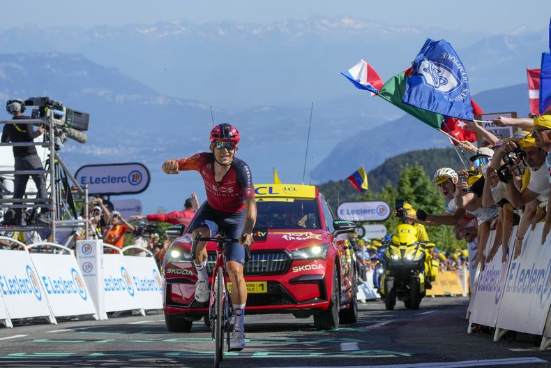 El polaco Michal Kwiatkowski cruza la meta para ganar la 13ra etapa del Tour de Francia tras un recorrido de 138 kilómetros (86 millas) desde Chatillon-sur-Chalaronne a Grand Colombier, el viernes 14 de julio de 2023, en Francia. (AP Foto/Thibault Camus)