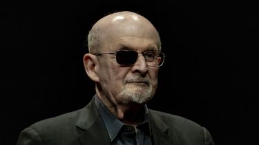 ARCHIVO - Salman Rushdie posa para un retrato con el fin de promover su libro Knife: Meditations After an Attempted Murder, el jueves 16 de mayo de 2024, en el Deutsches Theater en Berlín, Alemania. (AP Foto/Ebrahim Noroozi, archivo)