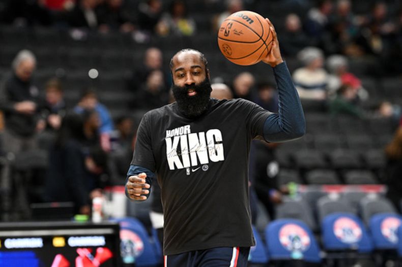 James Harden, base de los Clippers de Los Ángeles, calienta antes de un partido ante los Wizards de Washington, el lunes 19 de enero de 2026 (AP Foto/Nick Wass)