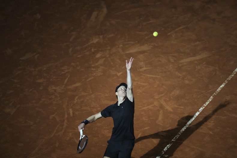 Jannik Sinner saca ante Francisco Cerúndolo en los octavos de final del Abierto de Italia, el martes 13 de mayo de 2025, en Roma. (AP Foto/Andrew Medichini)