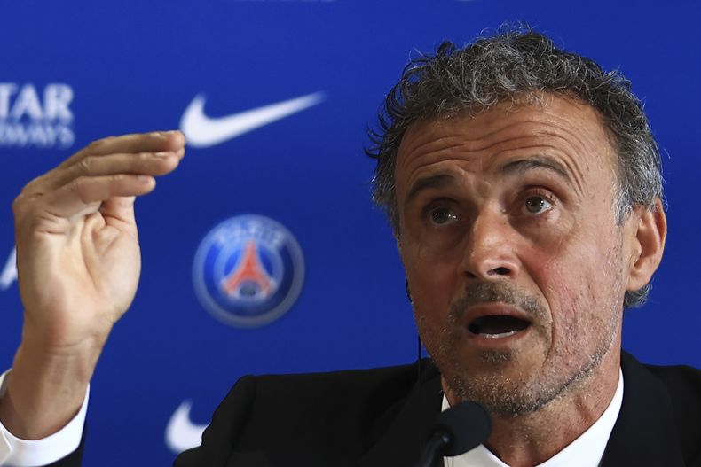 El nuevo técnico del Paris Saint-Germain Luis Enrique al ser presentado en la ciudad deportiva de Poissy, en las afueras de París, el miércoles 5 de julio de 2023. (AP Foto/Aurelien Morissard)