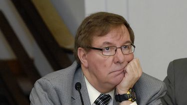 renuncia senador en dakota del norte en medio de polemica