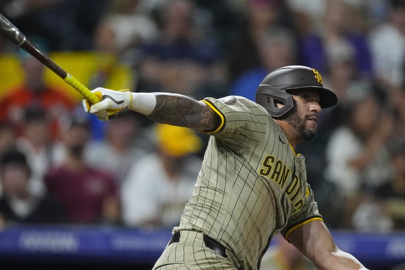 El venezolano David Peralta, de los Padres de San Diego, batea en el juego ante los Rockies de Colorado, el sábado 17 de agosto de 2024 (AP Foto/David Zalubowski)