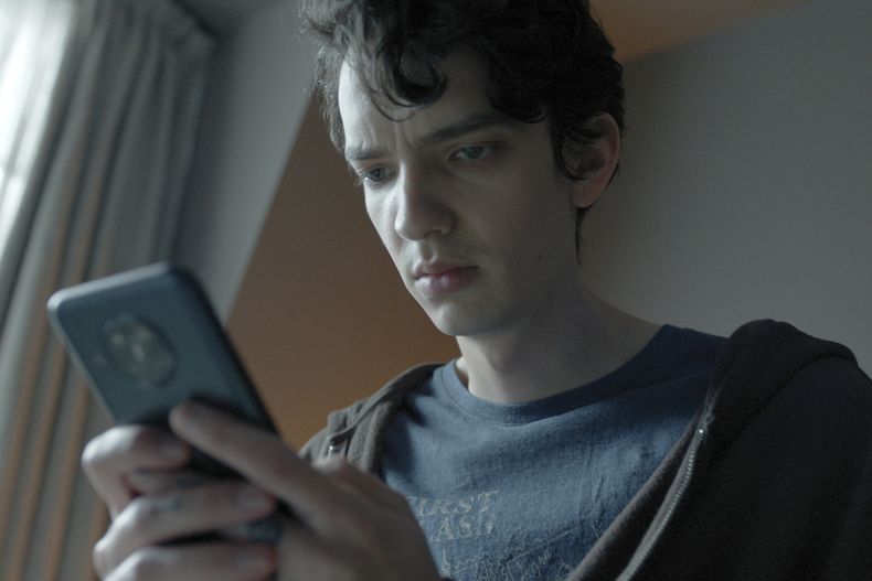 Esta imagen publicada por Apple TV+ muestra a Kodi Smit-McPhee en una escena de Disclaimer. (Apple TV+ via AP)