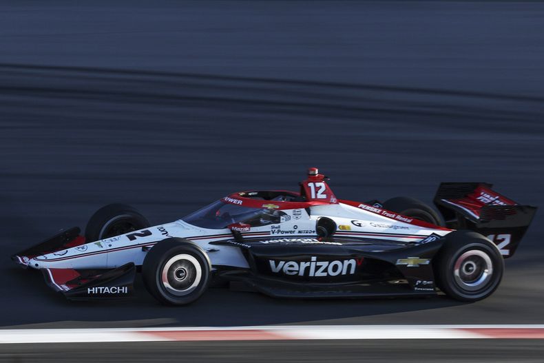 Will Power conduce durante una carrera de IndyCar el sábado 17 de agosto de 2024, en el circuito de Worl Wide Technology, en Madison, Illinois. (Zachary Linhares/St. Louis Post-Dispatch via AP)