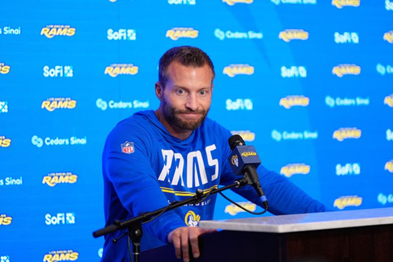 Sean McVay, head coach de los Rams de Los Ángeles, habla después del partido de pretemporada de la NFL en contra de los Chargers de Los Ángeles, el jueves 27 de agosto de 2026, en Inglewood, California. (AP Foto/Mark J. Terrill)