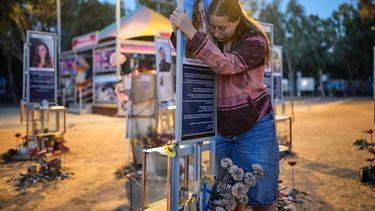 Raz Zarfati, hermana de Ron Zarfati, asesinada en el ataque de Hamás a Israel el 7 de octubre de 2023, asiste a un acto de recuerdo en el tercer aniversario del ataque en el recinto del festival musical Nova cerca del kibbutz Reim, en el sur de Israel, el miércoles 7 de octubre de 2026. (AP Foto/Ohad Zwigenberg)
