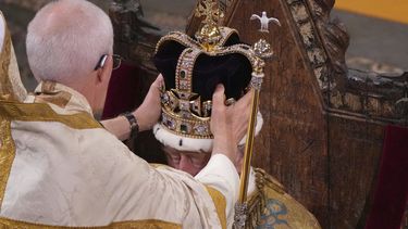 El rey Carlos III de Gran Bretaña es coronado con la corona de San Eduardo por el arzobispo de Canterbury, Justin Welby, en la Abadía de Westminster, Londres, el sábado 6 de mayo de 2023. (Aaron Chown/Pool Photo vía AP)