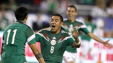 americateve | Marco Fabi&aacute;n, de la selecci&oacute;n mexicana, festeja con su compa&ntilde;ero Alan Pulido (11), quien anot&oacute; en el segundo tiempo de un partido amistoso contra Estados Unidos, el mi&eacute;rcoles 2 de abril de 2014, en Glendale, Arizona (AP