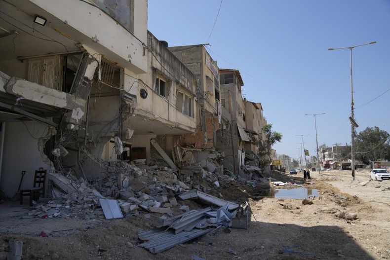 Viviendas parcialmente destruidas en el campamento de refugiados Nur Shams, en Cisjordania, durante el operativo de las fuerzas israelíes en Tulkarem, el jueves 12 de septiembre de 2024. (AP Foto/Nasser Nasser)