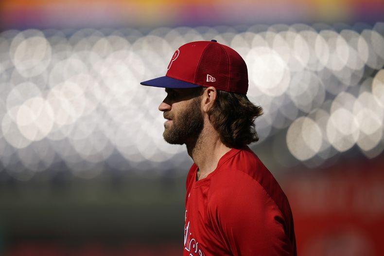 Bryce Harper, de los Filis de Filadelfia, practica previo al inicio de la Serie de Campeonato de la Liga Nacional en contra de los Diamondbacks de Arizona, el domingo 15 de octubre de 2023, en Filadelfia. Los Filis reciben el Juego 1 el lunes 16 de octubre. (AP Foto/Matt Slocum)
