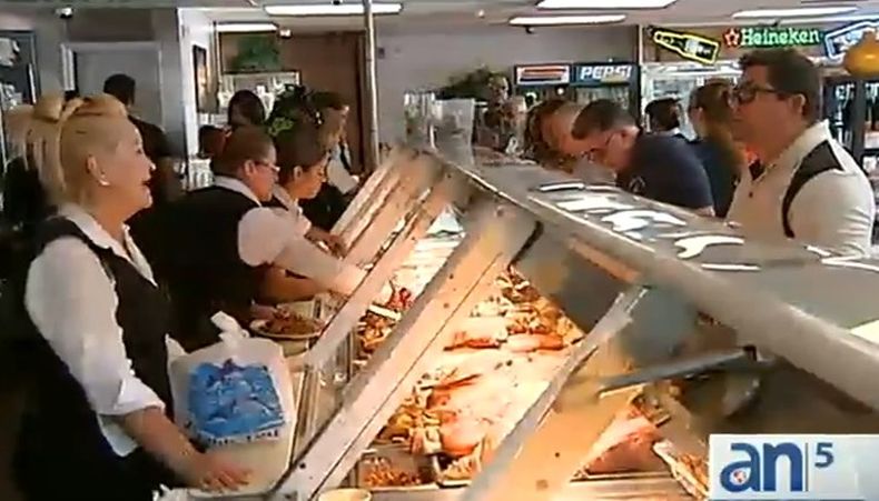 Residentes de Hialeah realizan compras de última hora para la celebración del día de Acción de Gracias y optan por diferentes recetas y platos para reunirse con familiares y amigos.