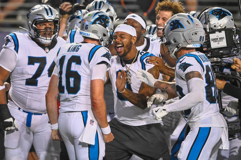 Jatavion Sanders (centro), tight end de los Panthers de Carolina, festeja con el quarterback Haynes King, tras la victoria sobre los Cardinals de Arizona, en un encuentro de pretemporada disputado el jueves 6 de agosto de 2026 (AP Foto/David Richard)