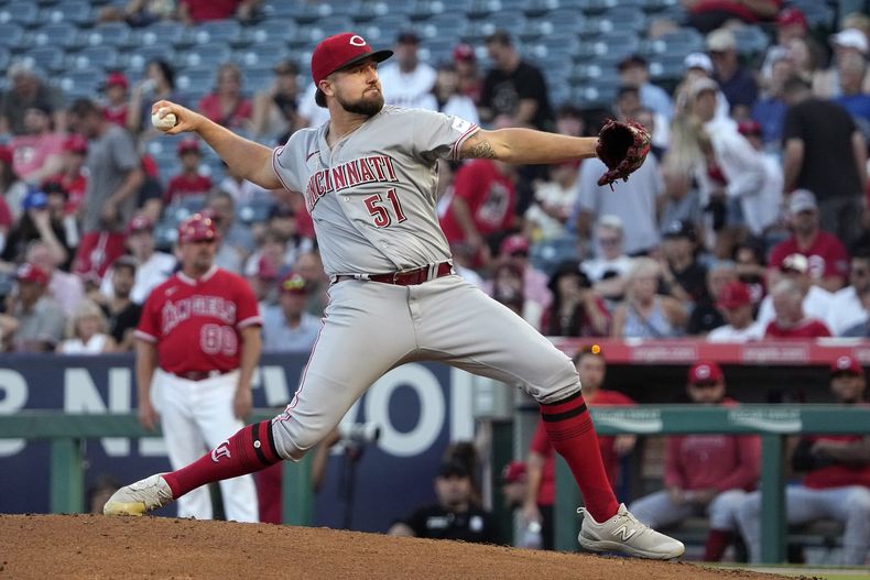 El abridor de los Rojos de Cincinnati Graham Ashcraft lanza en la primera entrada del encuentro ante los Angelinos de Los Ángeles el martes 22 de agosto del 2023. (AP Foto/Mark J. Terrill)