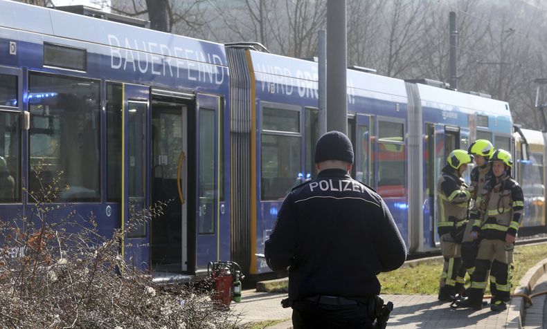 El tranvía en el que un hombre atacó a una mujer, en Gera, Alemania, el 16 de marzo de 2025. (Bodo Schackow/dpa/dpa via AP)