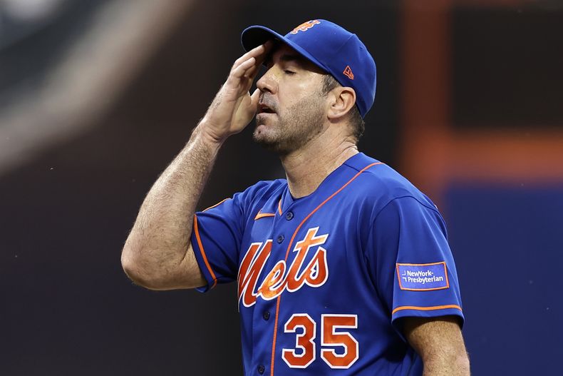 El lanzador de los Mets de Nueva York Justin Verlander reacciona en la primera entrada del juego ante los Cerveceros de Milwaukee el lunes 26 de junio del 2023. (AP Foto/Adam Hunger)