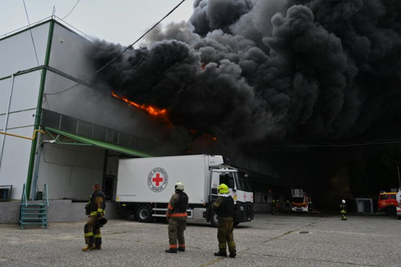 Bomberos extinguen un incendio en un almacén tras un ataque aéreo ruso en Odesa, Ucrania, el domingo 13 de septiembre de. (AP Foto/Michael Shtekel)
