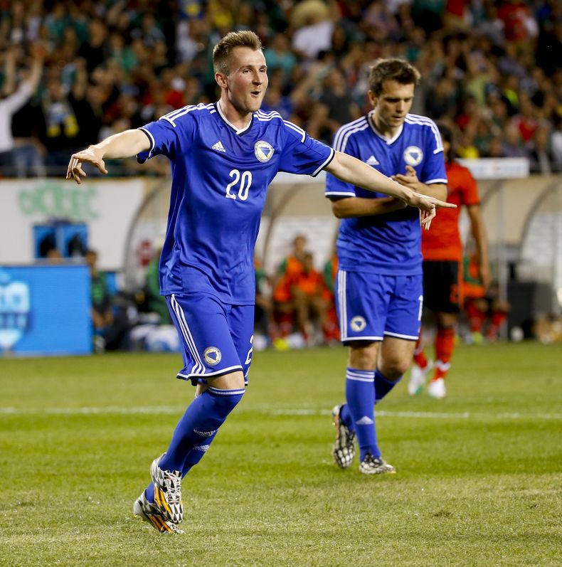 Izet Hajrovic, delantero de Bosnia-Herzegovina, celebra despu&eacute;s de anotar frente a M&eacute;xico en un partido amistoso realizado el martes 3 de junio de 2014, en Chicago (AP Foto/Kamil Krzaczynski)