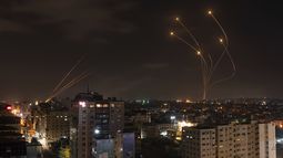 ARCHIVO – Cohetes disparados desde Gaza e interceptados por el sistema antimisiles Domo de Hierro de Israel, vistos desde la Ciudad de Gaza, el 13 de mayo de 2023. (AP Foto/Fatima Shbair, Archivo)
