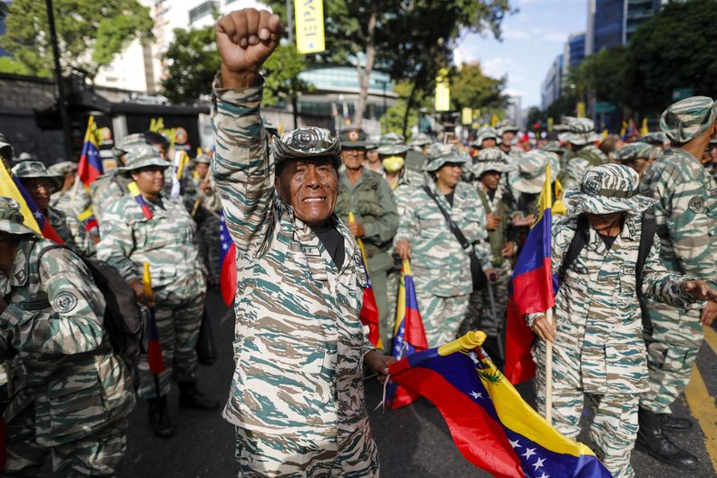 Milicias respaldadas por el gobierno marchan por Caracas, Venezuela, el 9 de enero de 2025, en la víspera de la toma de posesión del presidente, Nicolás Maduro, para un tercer mandato. (AP Foto/Cristian Hernandez)