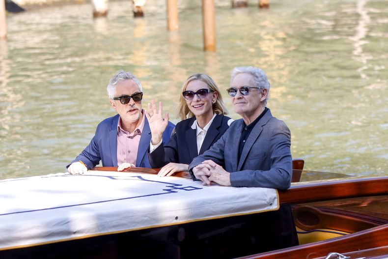 El director Alfonso Cuarón, de izquierda a derecha, Cate Blanchett y Kevin Kline a su llegada a la conferencia de prensa de la serie de televisión Disclaimer durante la 81ª edición del Festival de Cine de Venecia en Venecia, Italia, el jueves 29 de agosto de 2024. (Foto Vianney Le Caer/Invision/AP)