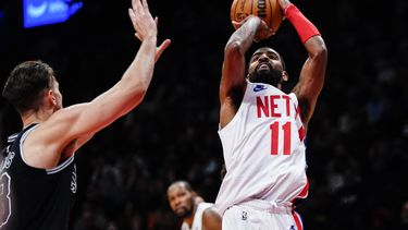 Nets ligan 12 triunfos, aplastan 139-103 a los Spurs