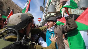 americateve | Palestinos chocan con soldados israel&iacute;es durante una manifestaci&oacute;n contra el cierre de la principal calle c&eacute;ntrica de Hebr&oacute;n, Cisjordania, viernes 21 de febrero de 2014. (AP Foto/Nasser Shiyoukhi)