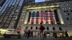 ARCHIVO – Varias personas pasan frente a la Bolsa de Valores de Nueva York, el 5 de noviembre de 2024, en Nueva York. (AP Foto/Peter Morgan, Archivo)