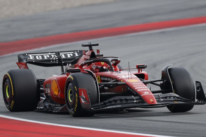 El piloto de Ferrari Charles Leclerc entra a una curva durante la tercera sesión de prácticas del Gran Premio de España, el sábado 3 de junio de 2023, en Barcelona. (AP Foto/Joan Monfort)