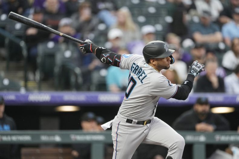 El cubano Yuli Gurriel, de los Marlins de Miami, conecta un sencillo productor ante los Rockies de Colorado, el miércoles 24 de mayo de 2023 (AP foto/David Zalubowski)