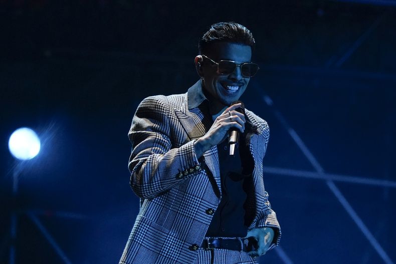 El cantante puertorriqueño Rauw Alejandro durante su concierto en el Coca-Cola Flow Fest en la Ciudad de México el sábado 23 de noviembre de 2024. (Foto AP/Félix Márquez)