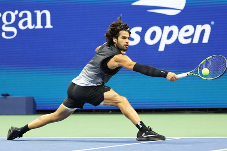 El español Carlos Alcaraz regresa la bola al estadounidense Ben Shelton en los cuartos de final del Abierto de Estados Unidos el miércoles 9 de septiembre del 2026. (AP Foto/Heather Khalifa)
