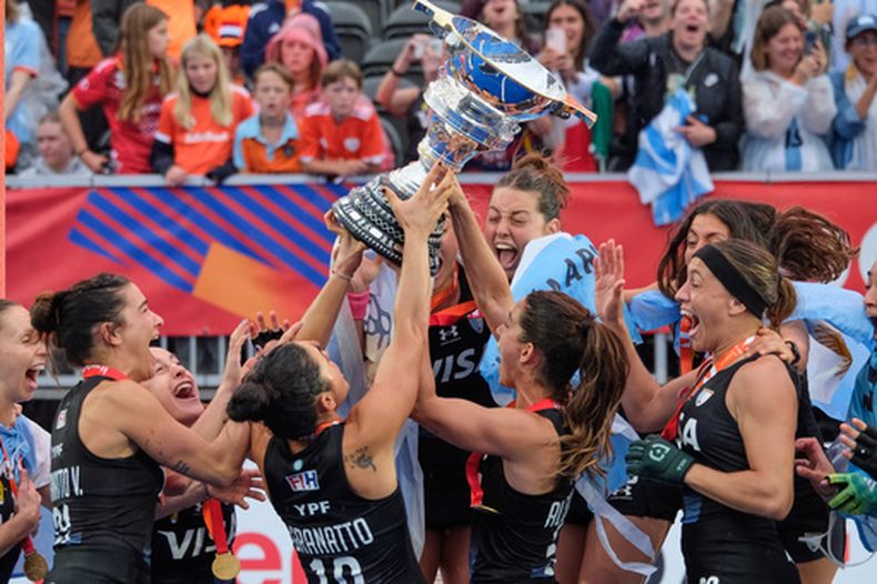 Argentina levanta el trofeo de campeonas de la Copa del Mundo de hockey sobre césped tras vencer a los Países Bajos en la final, el sábado 29 de agosto de 2026, en Amstelveen, Países Bajos. (AP Foto/Patrick Post)