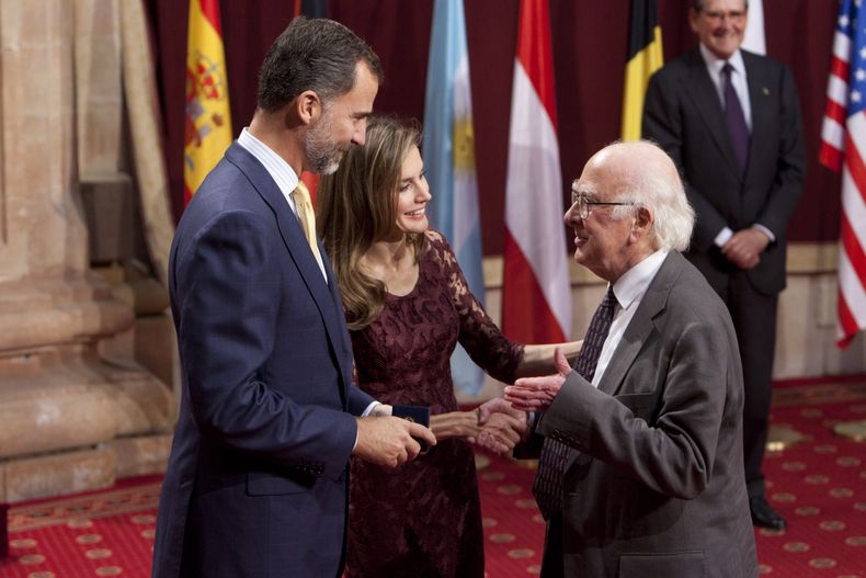 El pr&iacute;ncipe heredero de Espa&ntilde;a, Felipe, a la izquierda, y su esposa, la princesa Letizia Ortiz, al centro, saludan al investigador brit&aacute;nico Pete Higgs, durante la ceremonia de entrega de los premios Pr&iacute;ncipe de Asturias en Ovi