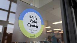 Un letrero da la bienvenida a los votantes en la puerta del centro de votación temprana de la Ciudad de Minneapolis, el jueves 19 de septiembre de 2024, en St. Paul, Minnesota. (AP Foto/Adam Bettcher)