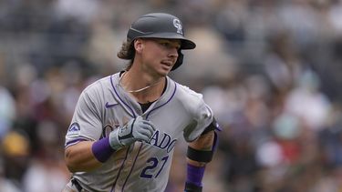 Jordan Beck, de los Rockies de Colorado, corre tras conectar un sencillo productor en el juego del miércoles 15 de mayo de 2024 ante los Padres de San Diego (AP Foto/Gregory Bull)
