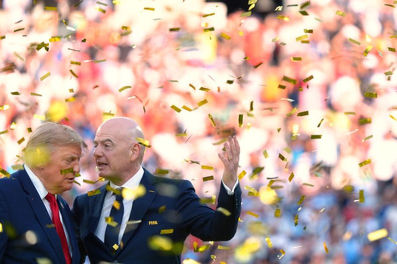 El presidente estadounidense Donald Trumpo y el presidente de la FIFA Gianni Infantino bajo una lluvia de confeti tras la final del Mundial entre España y Argentina, el domingo 19 de julio de 2026, en East Rutherford, Nueva Jersey. (AP Foto/Jacquelyn Martin)