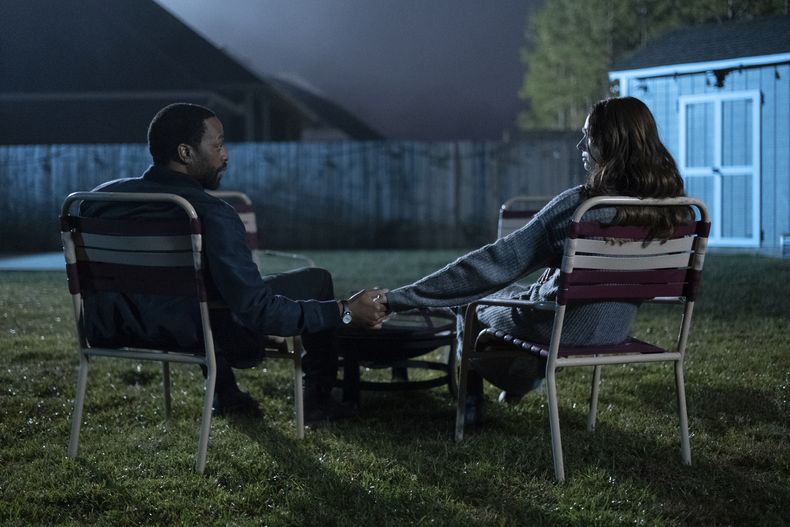 Esta imagen publicada por Neon muestra a Chiwetel Ejiofor, a la izquierda, y Karen Gillan en una escena de The Life of Chuck. (Neon via AP)