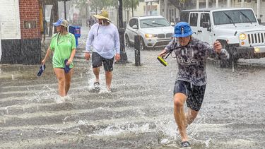 elsa se debilita a tormenta y amenaza a la costa de florida