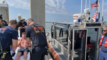 guardia costera de eeuu rescata con vida a joven que habia quedado a la deriva en su pequeno bote frente a las costas de florida